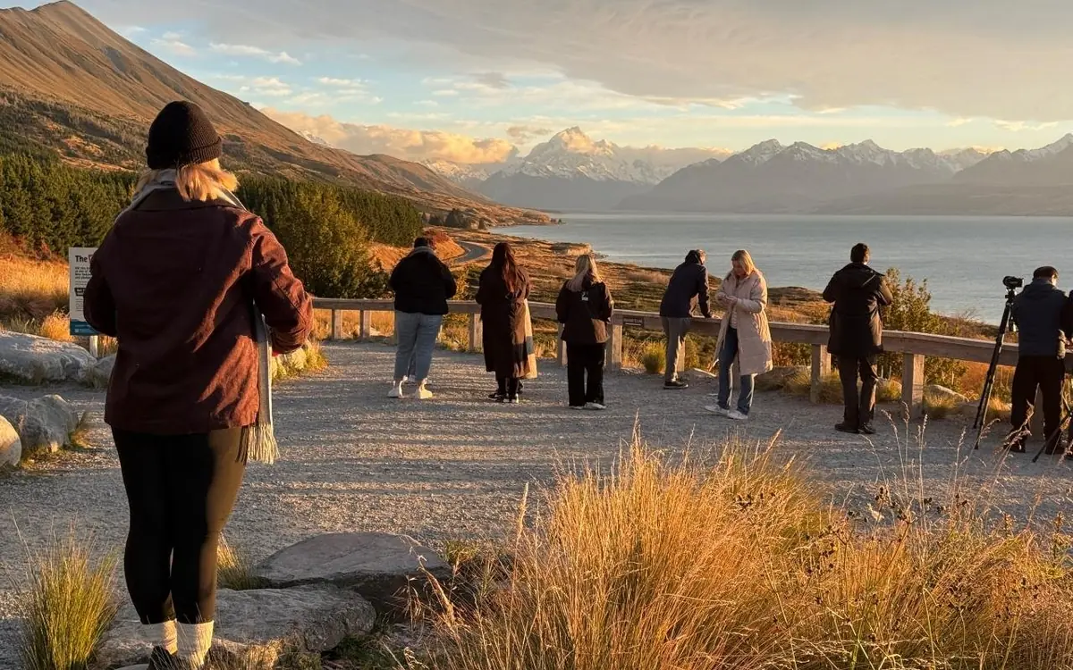 Lake Pukaki and the Southern Alps on the road to Aoraki / Mount Cook